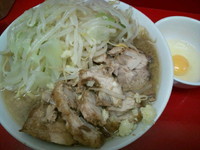 「小ブタラーメン 生玉子 ニンニク少し」@ラーメン 学の写真