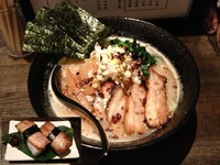 「とんこつしょうゆ + 炙りちゃーしゅー寿司」@麺屋 立葵の写真