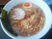 「豚骨醤油ラーメン 680円(大盛無料)」@いけ麺の写真