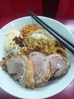 「まぜそば＋チーズ＋豚増し」@ジャンクガレッジ 東大宮店の写真