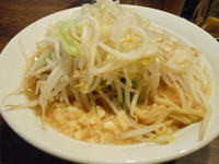 「ガッツリラーメン（並盛１８０ｇ）」@伝家 志木店の写真