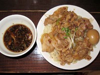 「肉盛りつけ麺並780円＋無料肉増し＋無料味玉」@魁 肉盛りつけ麺 六代目けいすけの写真