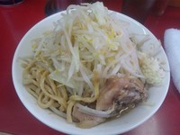 「ラーメン(並・ヤサイ、ニンニク) ￥700」@モッコリ豚の写真