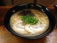 「らーめん + 替玉」@博多とんこつラーメン わ蔵 歌舞伎町店の写真