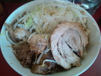 「たま小豚ラーメン 巻きチャー 麺チョイ少なめ」@蓮爾 登戸店の写真