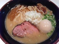 「味玉煮干豚骨そば850円＋ビター券10円」@麺 GLITTERの写真