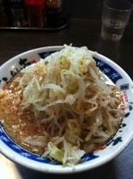 「らーめん小 ヤサイ多め、ニンニク少し (+味玉)」@らーめん大 蒲田店の写真