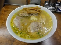 「塩800円　煮豚増し　200円　ニンニク」@ラ・ズンバの写真