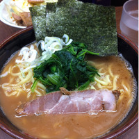 「ラーメン(麺かため油少なめ)＋きゃべチャ～」@横浜家系 侍 渋谷店の写真
