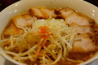 「ラーメン（中盛無料）＋焼豚シングル」@俺とあぶら 水道橋本店 給油所の写真