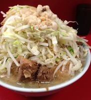 「小豚ラーメン（750円）ヤサイマシマシニンニクアブラ」@ラーメン二郎 中山駅前店の写真