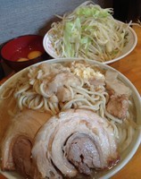 「大ラーメン(700円）+生卵（50円）ヤサイwニンニクアブラ」@豚星。の写真