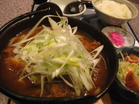 「カツカレーうどん（半ライス・サラダ・漬物付）￥８８０」@美味食間 くわ田の写真