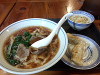 「「牛肉の新味醤油ラーメンのチャーハンと餃子のセット」750円」@中国ラーメン 揚州商人 あざみ野店の写真