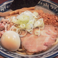 「油そば(並)￥７５０＋燻製味玉子￥１００」@兎に角 松戸店の写真