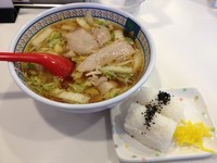 「ラーメンセット（おいしいラーメン+ごましおおにぎり）」@どうとんぼり神座 新宿店の写真