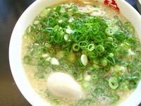 「ラーメン＋九条ねぎ多め＋味付玉子」@京都銀閣寺 ますたにラーメン 日本橋本店の写真