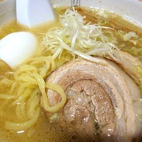 「らー麺+くずれちゃった塩味玉（10円）　710円」@らー麺とご飯のたかぎの写真