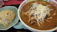 「鶏肉ときのこのみそﾗｰﾒﾝ 半ﾁｬｰﾊﾝ付850円」@手打ラーメン珍来 千現店の写真