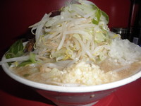 「小ﾗｰﾒﾝ+玉葱+ﾆﾝﾆｸ野菜増「650円+100円+無料」」@ラーメン二郎 大宮店の写真