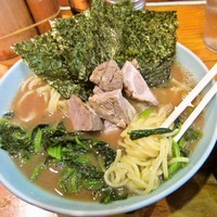 「朝ラーメン（カタメ／アブラ少なめ）+ツイ割りレン草=500円」@横浜ラーメン 武蔵家 大井町店の写真