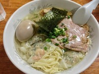 「塩雲呑麺 930円＋味玉100円」@伊達屋の写真