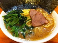 「ラーメン大盛＋のり＋ほうれん草＋ライス」@洞くつ家の写真