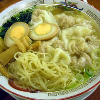 「肉雲呑麺（塩）＋サービス味玉」@広州市場 新宿東口店の写真