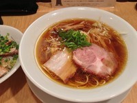 「醤油そば750円＋バラ飯300円」@Japanese Soba Noodles 蔦の写真