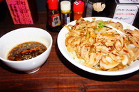 「肉盛りつけ麺（３００Ｇ、肉増し）」@魁 肉盛りつけ麺 六代目けいすけの写真