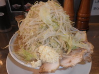 「ラーメン・小（６５０円）豚（１２０円）野菜・ニンニク」@らーめん大 池袋店の写真