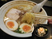 「味玉入り濃厚塩鶏そば（＋ささみゆっけご飯）」@濃厚鶏そば 晴壱の写真