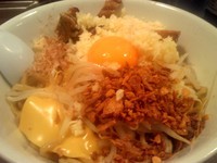 「まぜそば並、麺かため、チーズ、にんにくダブル　750円」@ジャンクガレッジ 東京ラーメンストリートの写真