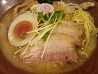 「特製濃厚魚介醤油ラーメン(９５０円)」@らーめんなが田の写真