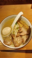 「炙り豚和塩らぁ麺+味玉」@麺や ひだまりの写真