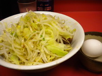 「汁なし（ヤサイ・ニンニク・カラメ・魚粉）600円＋生卵50円」@ラーメン二郎 環七一之江店の写真