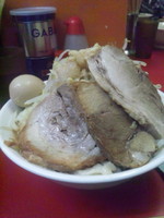 「ラーメン中（ヤサイ、アブラ）＋子豚＋味玉」@モッコリ豚の写真