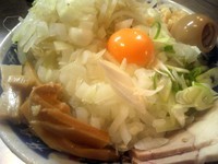 「油そば+たまねぎ(麺硬め、やさい、にんにく）850+70円」@らーめん大 蒲田店の写真