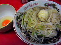 「黒ラーメン麺少な目、チャーシュー抜き￥700＋生卵￥50」@赤ひげラーメンの写真