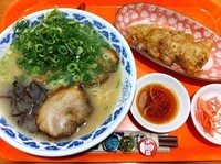 「亀王らーめん+ネギ増量＋餃子」@らーめん亀王食堂 イオン大日店の写真