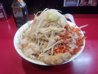 「小ラーメン＋黒烏龍茶（650円＋170円）ニンニクアブラ辛揚」@千里眼の写真