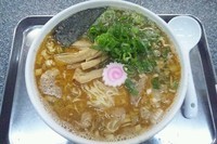「醤油豚骨ラーメン＋中盛り＋麺硬め」@東京らぁめんちよだの写真