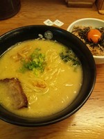 「とろし白湯塩らーめん＋鶏そぼろ飯」@塩専門 ひるがお 東京駅店の写真