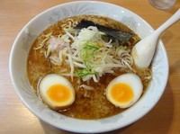 「黒とんこつ（800円）＋味付玉子（100円）」@らーめん 一兆堂 聖蹟桜ヶ丘店の写真