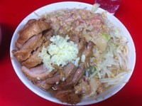 「小豚　麺硬め（ヤサイニンニクアブラ）＋生玉子」@ラーメン二郎 西台駅前店の写真