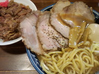 「チャーシュー燻玉ラーメン(１０５０円)＋牛すじ丼(３２０円)」@兎に角 松戸店の写真