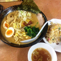 「川越いもラーメン￥７４０＋半チャーハン￥３００」@てんこもりラーメンの写真