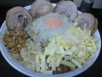 「まぜそば（大盛り：ニンニク・アブラ）＋豚増し＋味玉」@らーめん虎丸の写真