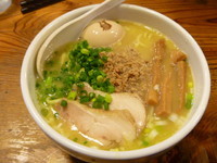 「白鶏らーめん　７００円＋ランチ・Ｍｙ箸サービス味玉・麺大盛」@鶏の穴の写真