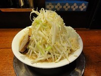 「小ラーメン 700円　野菜/ニンニク/玉葱」@製麺所 豚とこむぎの写真